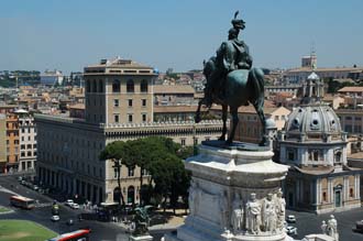 FCO Rome - Vittoriano with statue of Vittorio Emanuele II overlooking Piazza Venezia 3008x2000