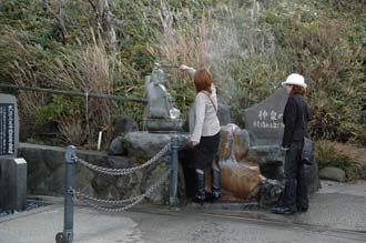 NRT Hakone - Owakudani volcanic hot springs with people on cable-car or ropeway line between Soun-zan and Togendai 3008x2000