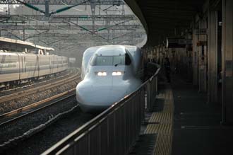 NRT Hakone - Shinkansen bullet train entering Odawara station 3008x2000