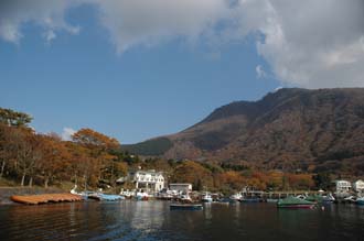 NRT Hakone - Togendai harbour on Ashino-ko lake with boats and colourful autumn leaves 3008x2000