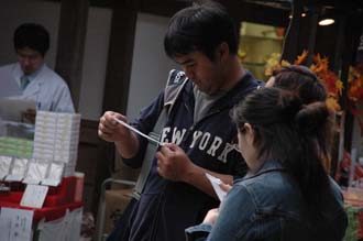 KIX Kyoto - Kinkaku-ji or Golden Temple people reading fortune slips 3008x2000