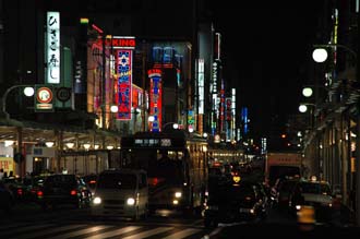 KIX Kyoto - heavy traffic passing the Shinkyogoku Covered Arcade 3008x2000