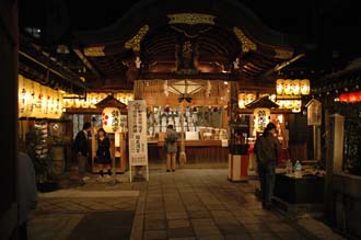 KIX Kyoto - small shrine  haiden or hall of worship with thick rope near Shinkyogoku Covered Arcade 3008x2000