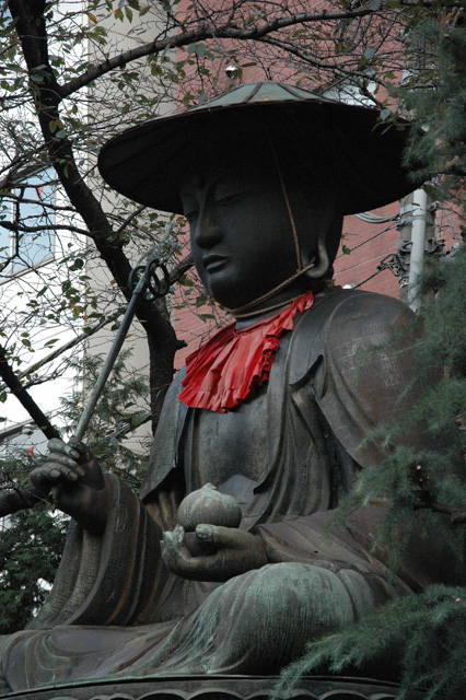 NRT Shinjuku Tokyo - quiet shrine in a back street 3008x2000