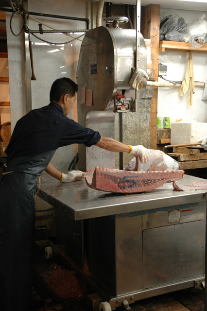 NRT Tokyo - Tsukiji Fish Market cutting frozen tuna 3008x2000