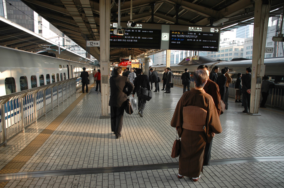 NRT%20Tokyo%20-%20people%20waiting%20on%20Shinkansen%20bullet%20train%20platform%20of%20Tokyo%20station%203008x2000.jpg