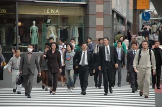 NRT Shinjuku Tokyo - businesspeople crossing street near Shinjuku Station 3008x2000