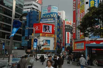 NRT Shinjuku Tokyo - shopping street with big video advertisement screen 3008x2000