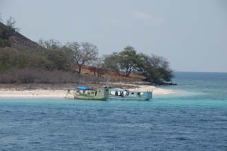 BMU Komodo Island Pulau Sabola Besar Island beach 2 3008x2000