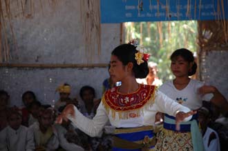 AMI Lombok Loang Gali village traditional dance performance 10 3008x2000