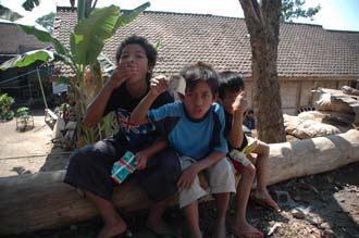 AMI Lombok Masbagik Timur pottery village kids 2 3008x2000