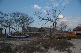 AMI Lombok Ombak Putih sailing ship Gili Lampu Island beach with houses and trees 3008x2000