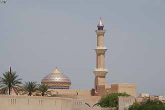 MCT Nizwa - mosque with minaret and golden dome in the center of town 3008x2000