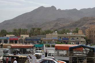MCT Nizwa - parking area in the town center on market-day with many cow-transporters 3008x2000