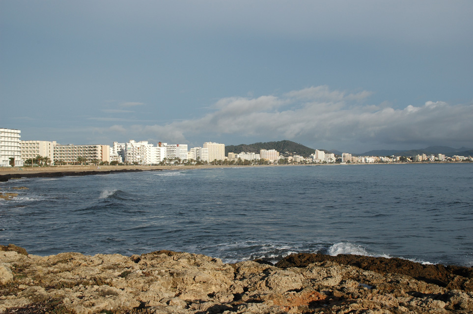 PMI Mallorca - Cala Millor - beach panorama with hotels 02 3008x2000