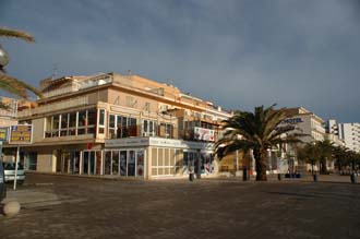 PMI Mallorca - Cala Moreya - shops on the beachfront 3008x2000