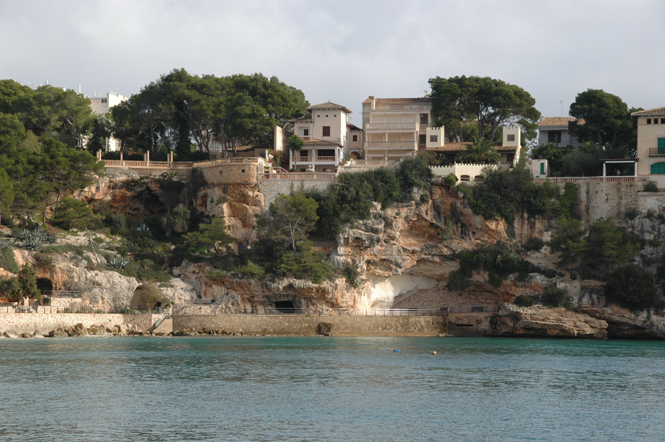 PMI Mallorca - Porto Cristo - houses on top of the cliffs with promenade 02 3008x2000