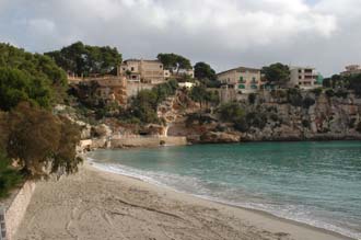 PMI Mallorca - Porto Cristo - beach with houses on top of the cliffs and promenade 3008x2000