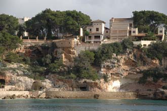 PMI Mallorca - Porto Cristo - houses on top of the cliffs with promenade 01 3008x2000