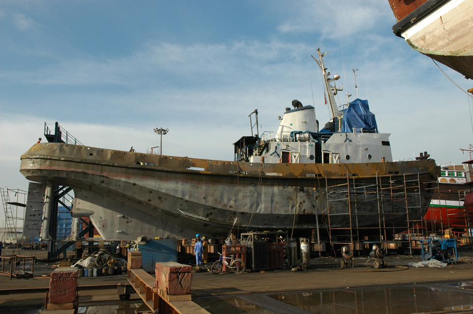 DXB Dubai Al-Jaddaf dhow building yard - ship repair in the dry-dock 01 3008x2000