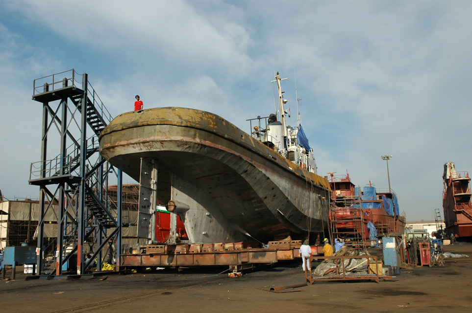 DXB Dubai Al-Jaddaf dhow building yard - ship repair in the dry-dock 02 3008x2000