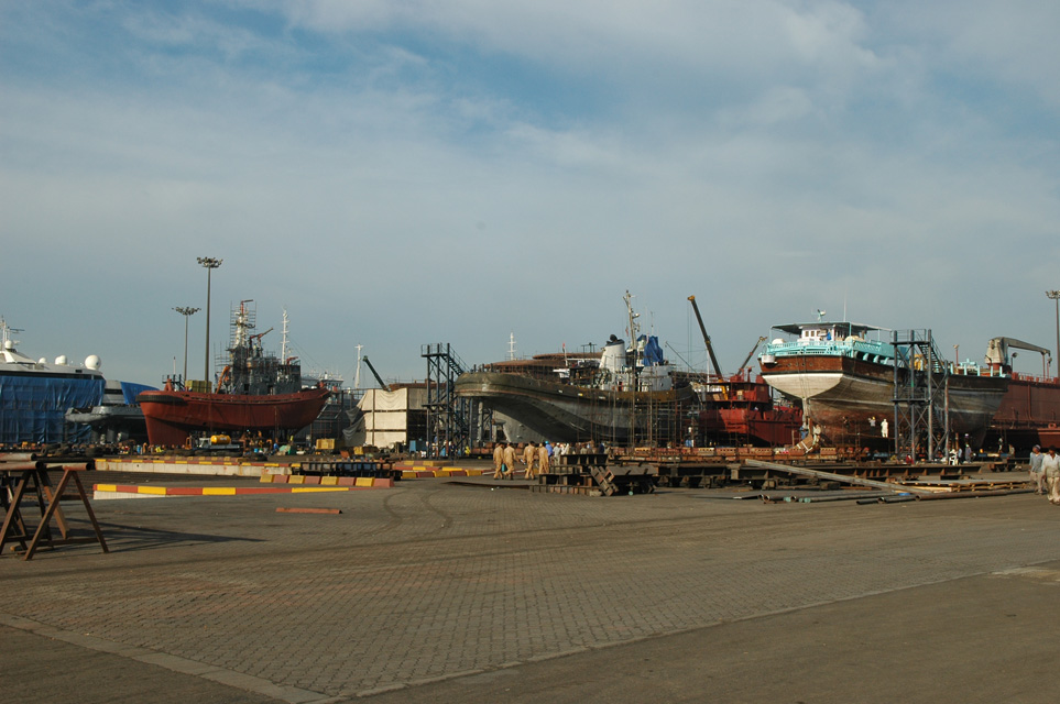 DXB Dubai Al-Jaddaf dhow building yard - ships in the dry-dock 01 3008x2000