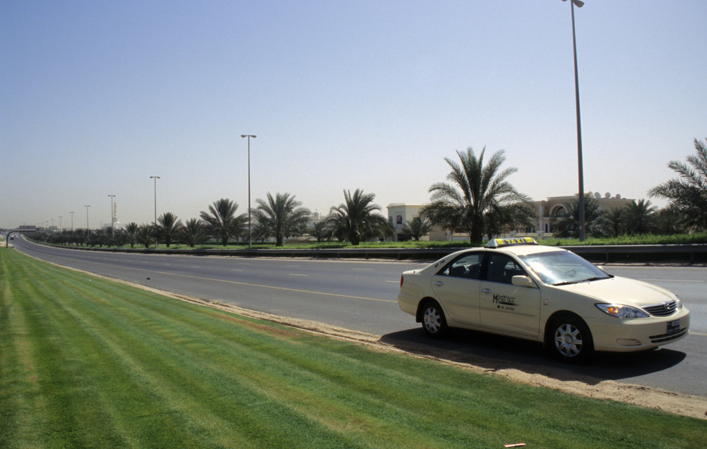 DXB Dubai - stop on the green highway leaving Dubai in south-eastward direction towards Hatta Oasis 5340x3400