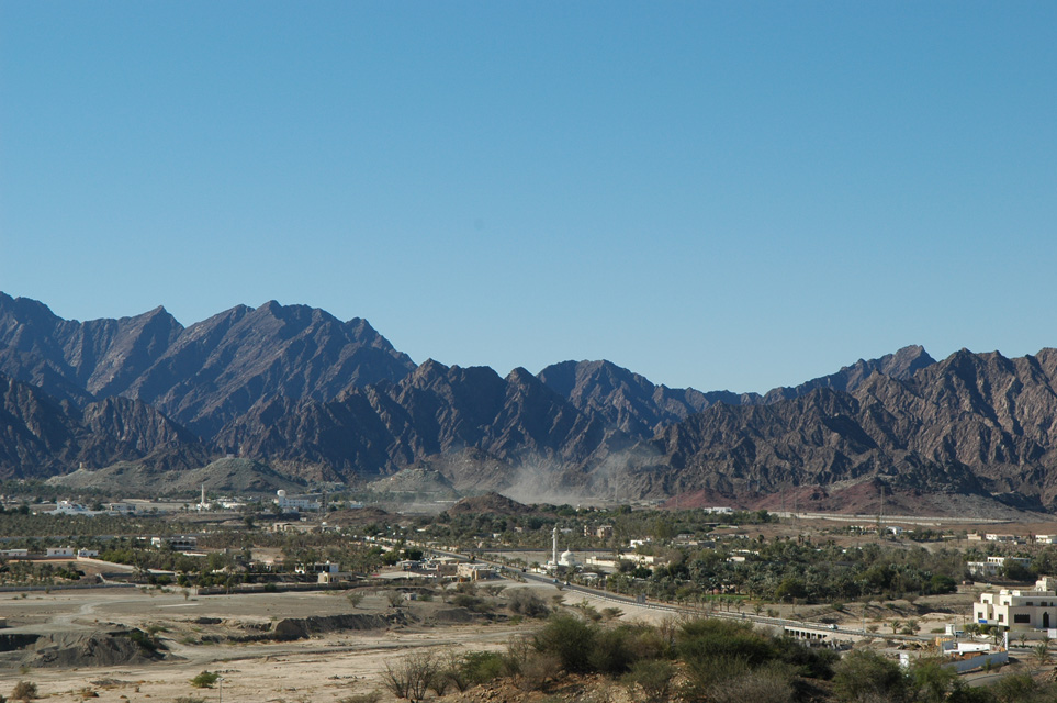 DXB Hatta - Hatta Town houses and palm trees with spectacular Hajar mountain panorama 01 3008x2000