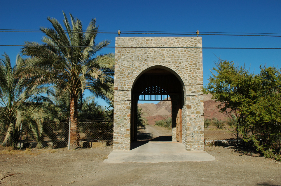 DXB Hatta - entrance gate to a palm plantation 01 3008x2000