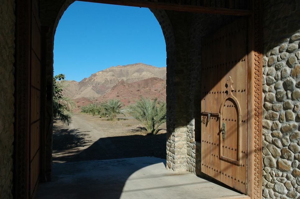DXB Hatta - entrance gate to a palm plantation 02 3008x2000