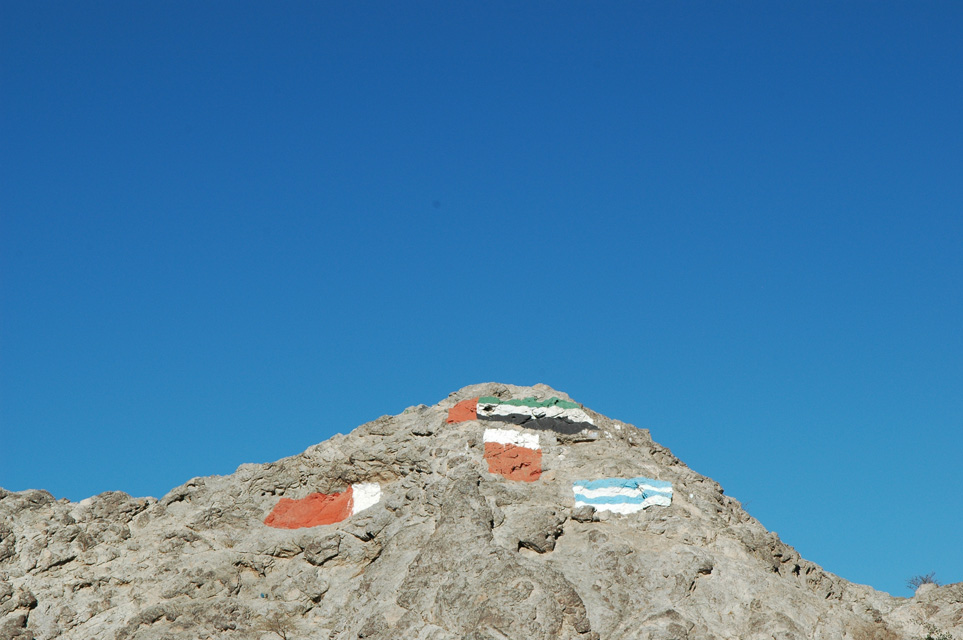 DXB Hatta - hilltop with painted flags 3008x2000