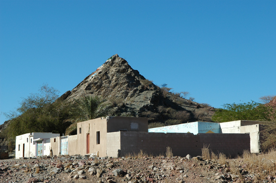 DXB Hatta - houses in Hatta with hill 3008x2000