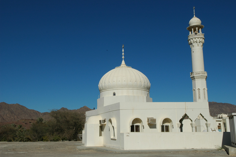 DXB Hatta - white mosque west of the access road to Hatta Town 01 3008x2000