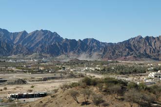 DXB Hatta - Hatta Town houses and palm trees with spectacular Hajar mountain panorama 02 3008x2000