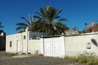 DXB Hatta - white house in Hatta with palm tree and satellite antenna 3008x2000