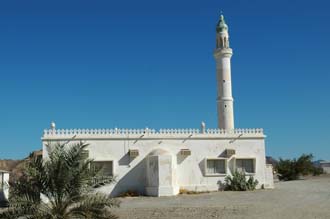 DXB Hatta - white mosque east of the access road to Hatta Town 3008x2000