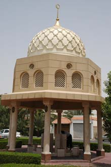 DXB Dubai Jumeirah Beach - Jumeirah Mosque ablution fountain facility for washing in the entryway 02 3008x2000