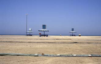 DXB Fujairah - beach with fishing nets north of the Fishing Port 5340x3400
