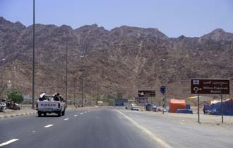 DXB Fujairah - highway from Dubai to Fujairah on Omani territory with Hajar mountains 02 5340x3400