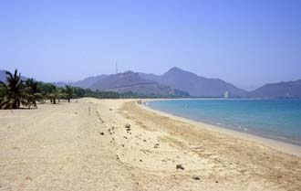 DXB Khor Fakkan - pretty beach with mountains and Hotel Oceanic 01 5340x3400