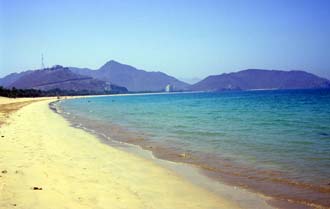 DXB Khor Fakkan - pretty beach with mountains and Hotel Oceanic 02 5340x3400