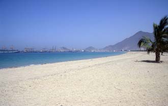 DXB Khor Fakkan - pretty beach with port 02 5340x3400